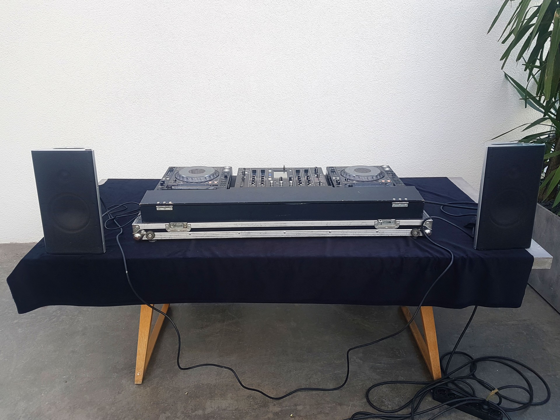 DJ che mescola le tracce sul controller audio DJ professionale