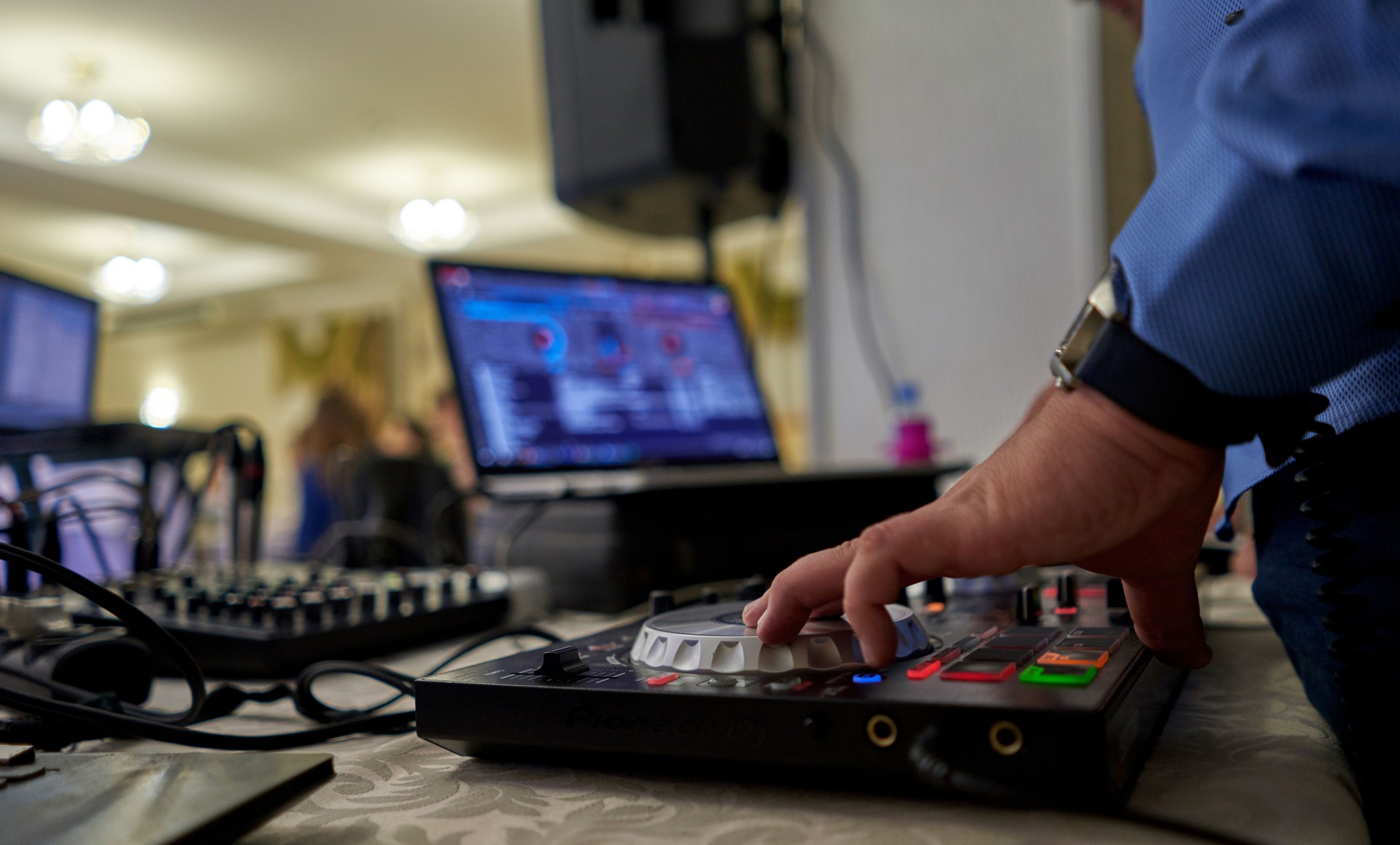 DJ presso la console