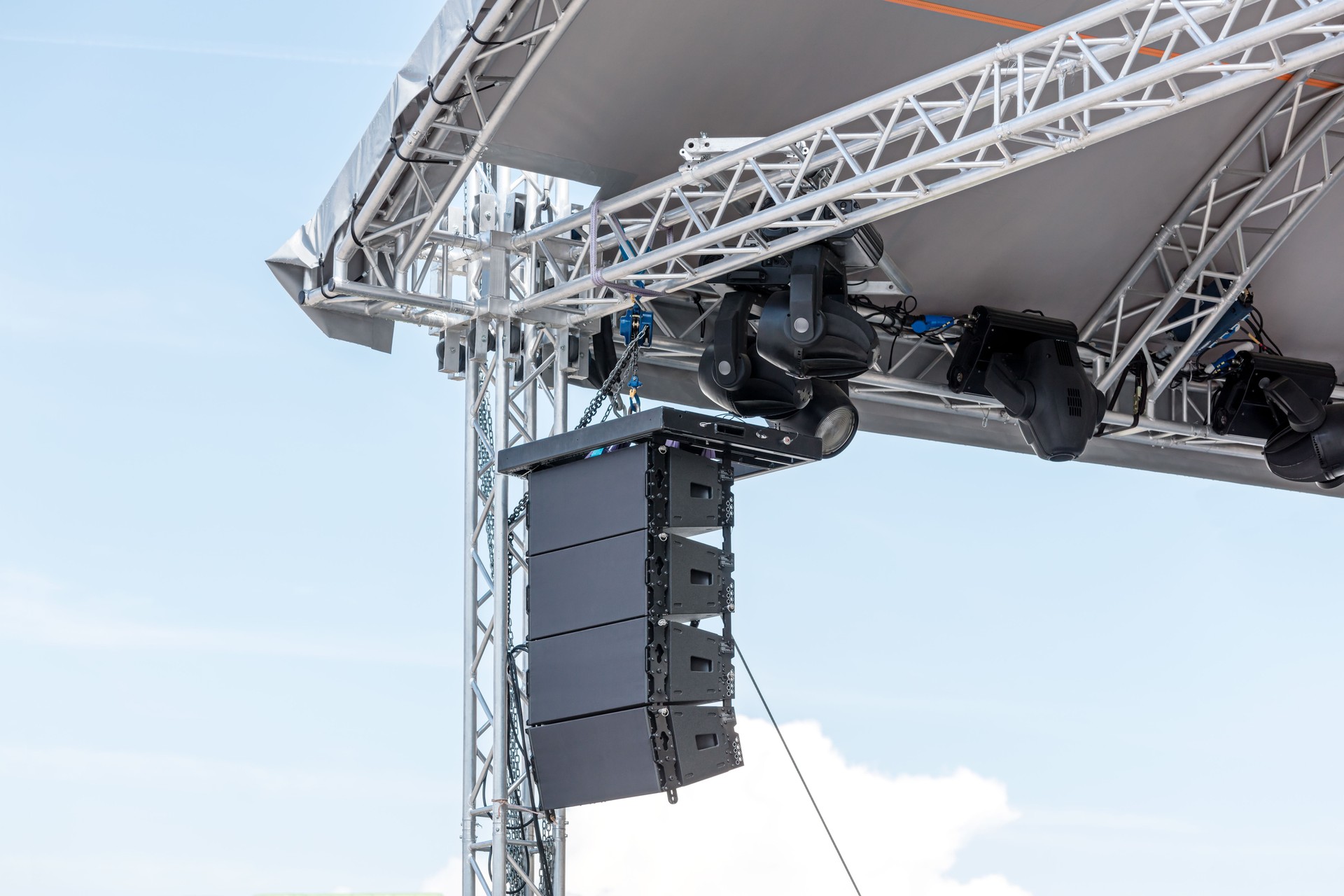 palco esterno con faretti e attrezzature sonore