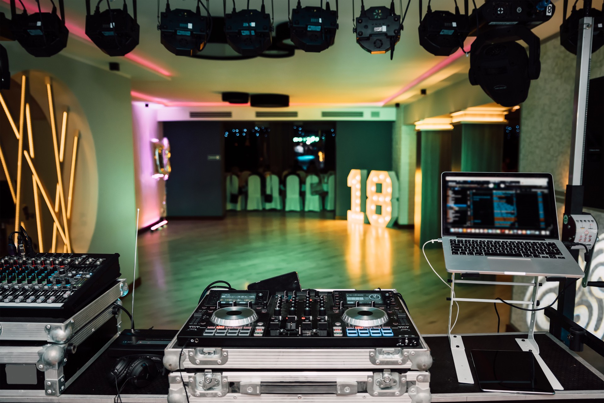 console dj con vista sulla pista da ballo